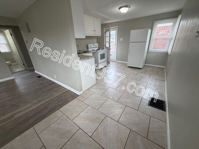 Building Photo - 2 Bedroom 1 Bath home with fenced in backyard