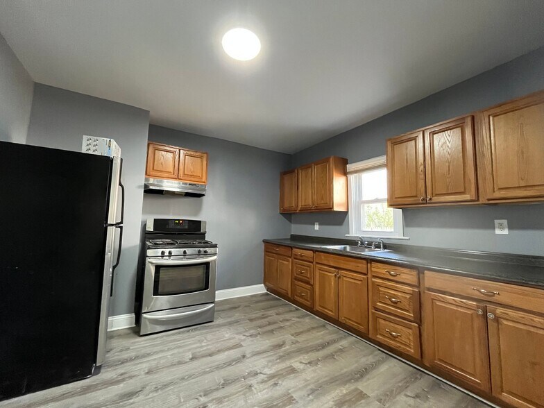 Building Photo - 683 State St