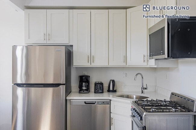 Building Photo - 45 W 81st St