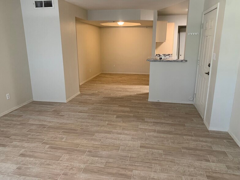 Dining room - 1880 E Morten Ave