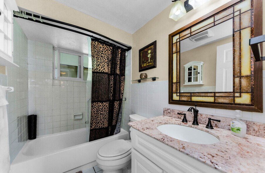 Main bathroom with shower & tub - 3931 Sail Dr