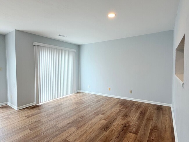 Building Photo - End unit 3 Bedroom Townhome