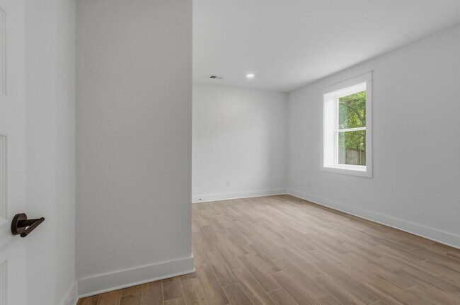 Building Photo - Spacious 5-Bedroom with Fenced Yard & Modern Amenities