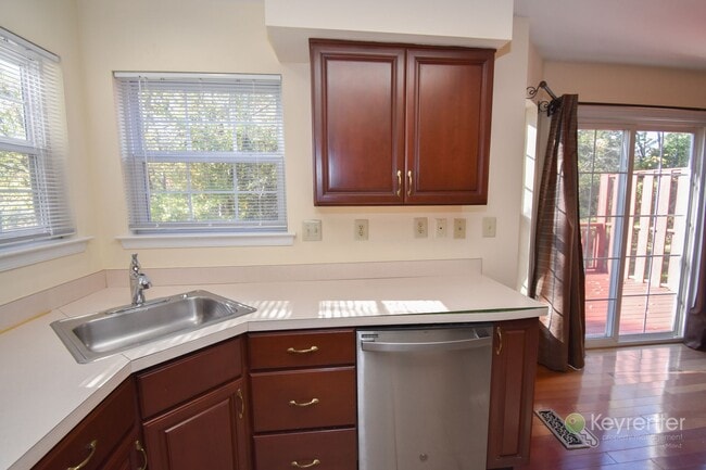 Building Photo - End Unit Townhome in Warrington Hunt community with 2 car garage!