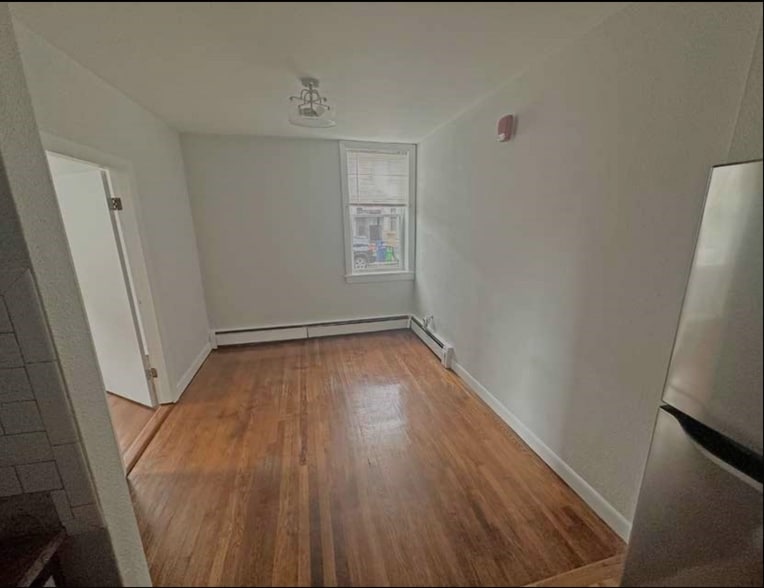 Building Photo - 716 E 6th St