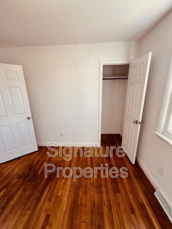 Building Photo - 211 Deerfield Dr