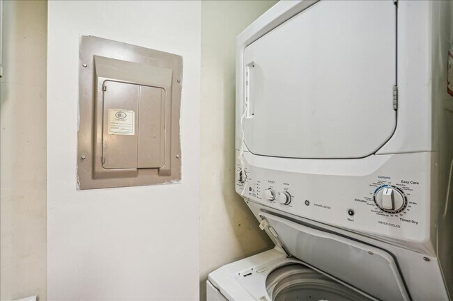 Building Photo - Great 3+2+ Loft in Germantown!