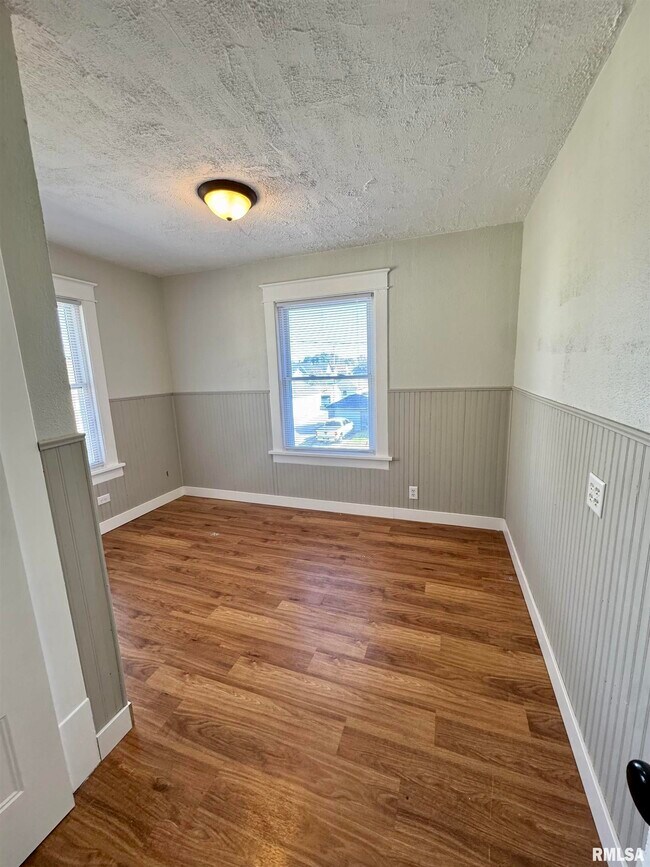 Building Photo - 716 46th St