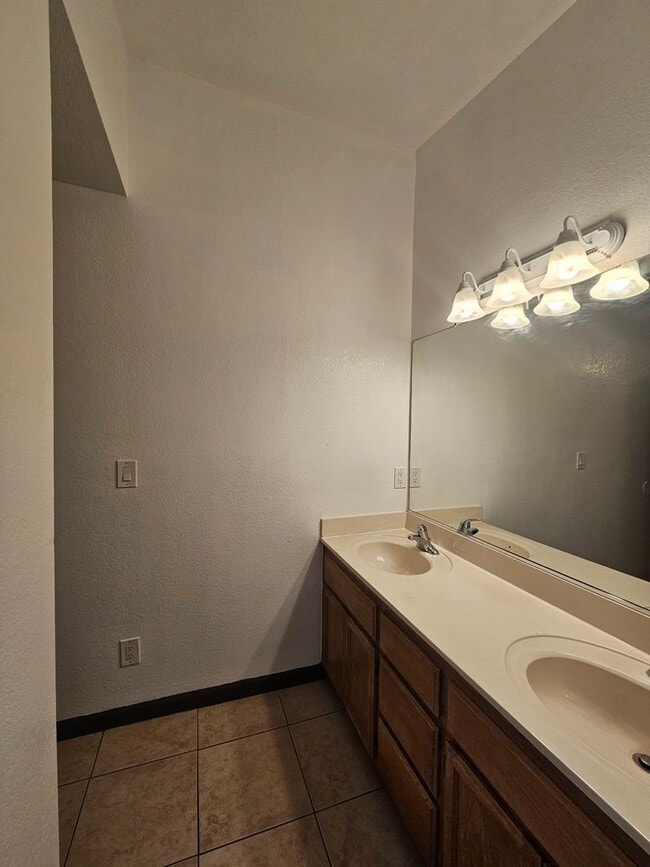 Building Photo - 3 bedroom 2 bath home in College Greens