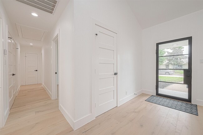 Building Photo - 6254 Locke Ln