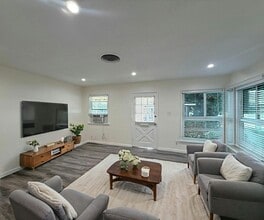 Building Photo - 504 N Hollywood Way