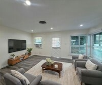 Building Photo - 504 N Hollywood Way