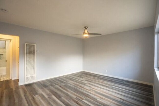 Building Photo - 2 Bed 1 Bath Remodeled Apartment in Long B...