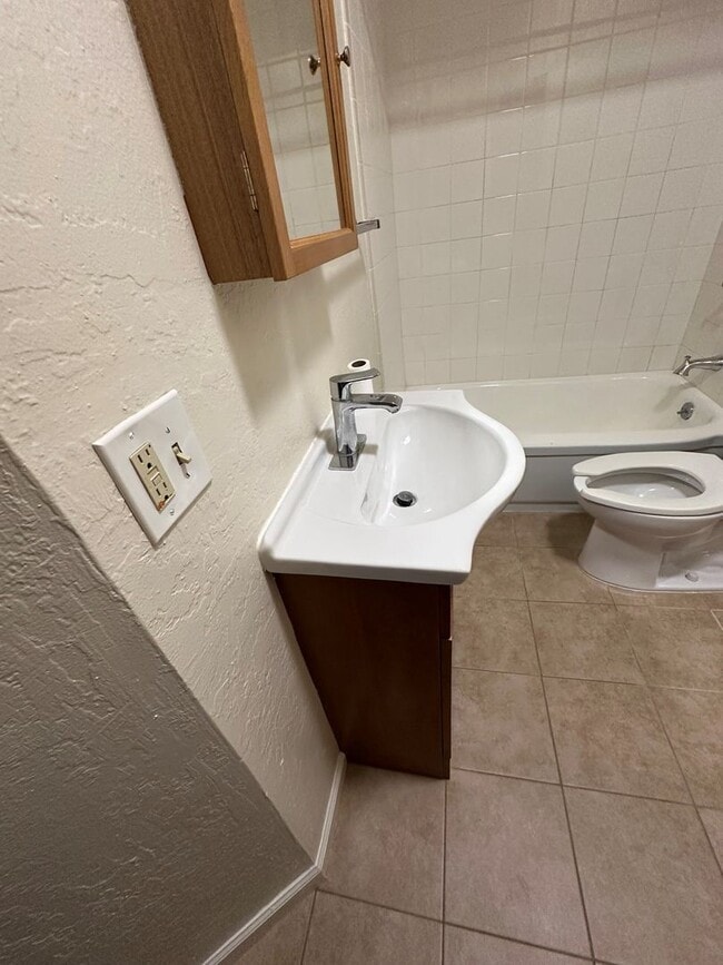 Building Photo - Cozy 1 Bedroom 1 bath, next to the police ...