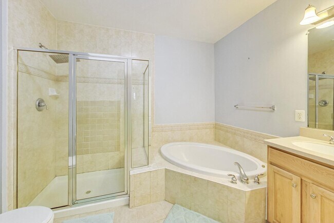 Building Photo - Beautiful two bedroom, two bathroom unit l...