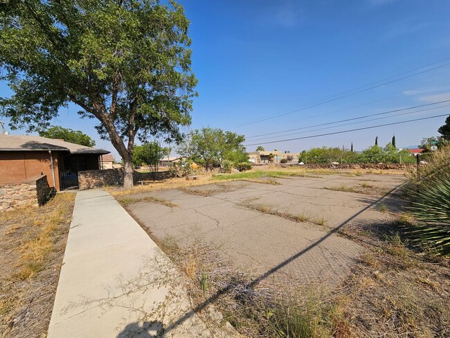Building Photo - Beautiful Retro 3 Bd/2Ba Home Ready Lookin...