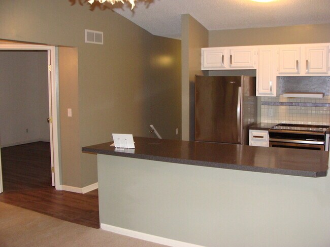 Building Photo - Bradford Place 2 Bedroom Condo