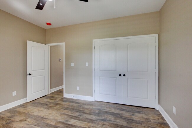 Building Photo - 135 Riverbend Dr