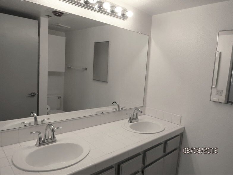 Building Photo - 6545 Reseda Blvd