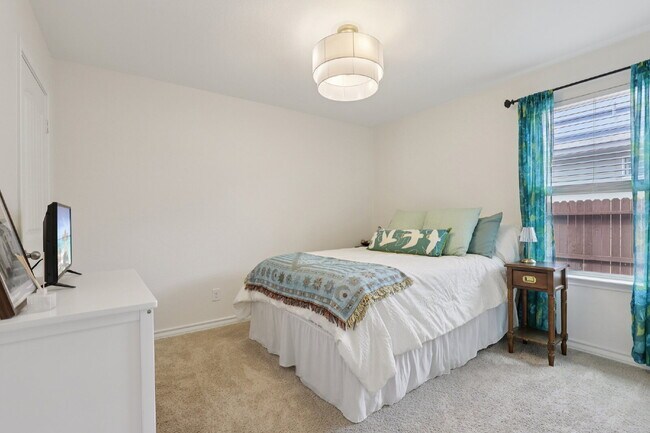 Building Photo - "Charming 3-Bedroom Haven with Granite Elegance in San Antonio!"