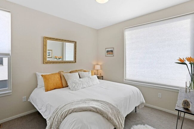 Building Photo - City View Haven: Modern 2-Bed Townhome in ...