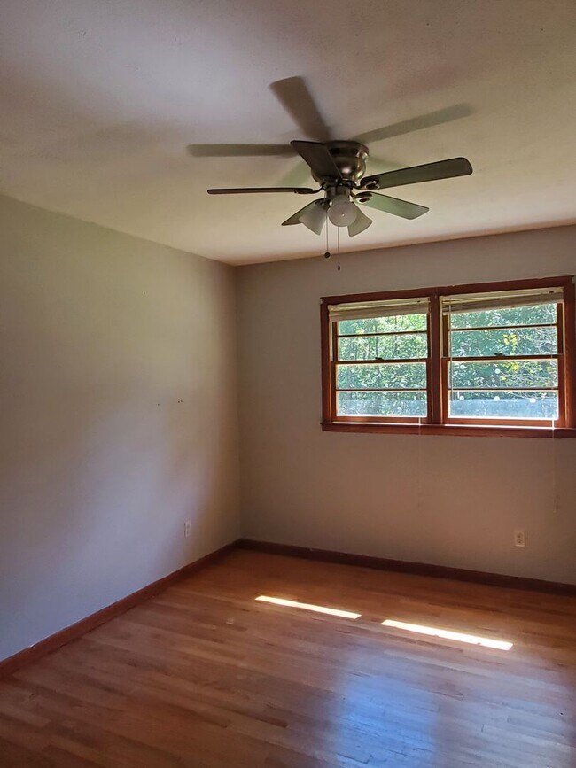 Building Photo - Cozy Three Bedroom Home!