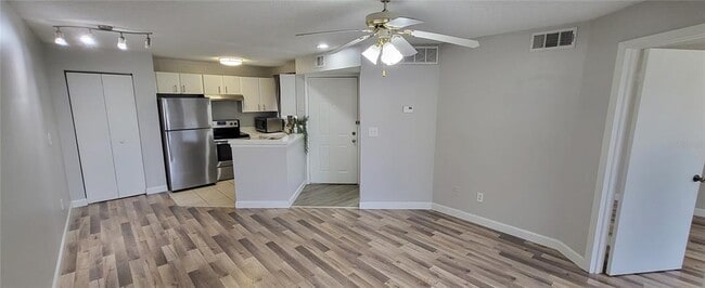 Building Photo - 1972 Lake Atriums Cir