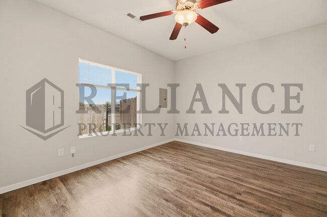 Building Photo - 452 S Longbranch Dr