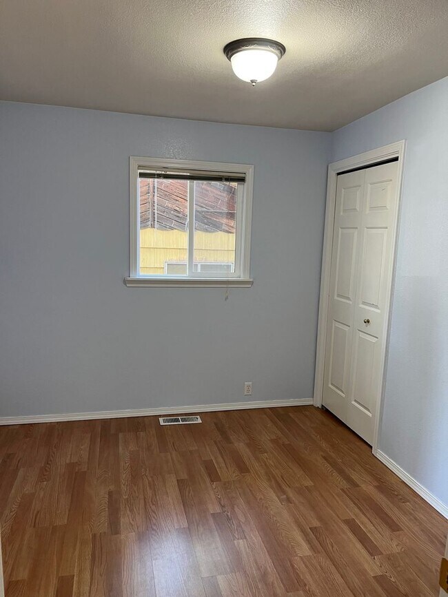 Building Photo - 2 bedroom 1 bathroom house