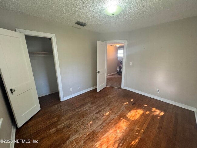 Building Photo - 4050 Dellwood Ave