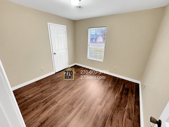 Building Photo - 403 E 7th St