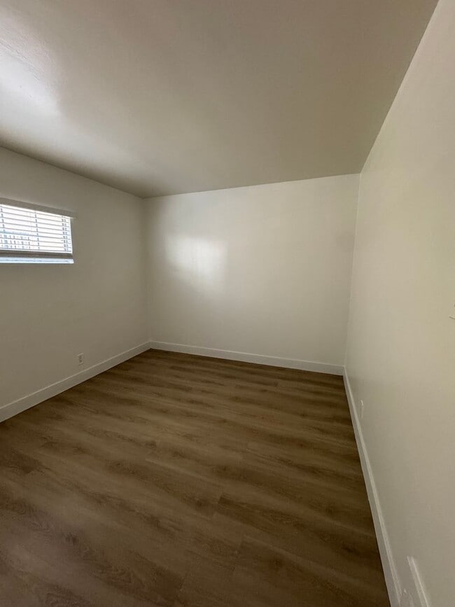 Building Photo - 1 Bedroom in Gardena With Parking Included...
