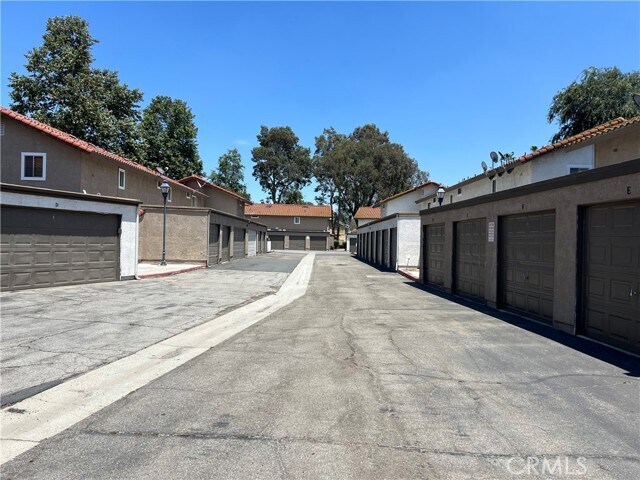 Building Photo - 3663 Country Oaks Loop
