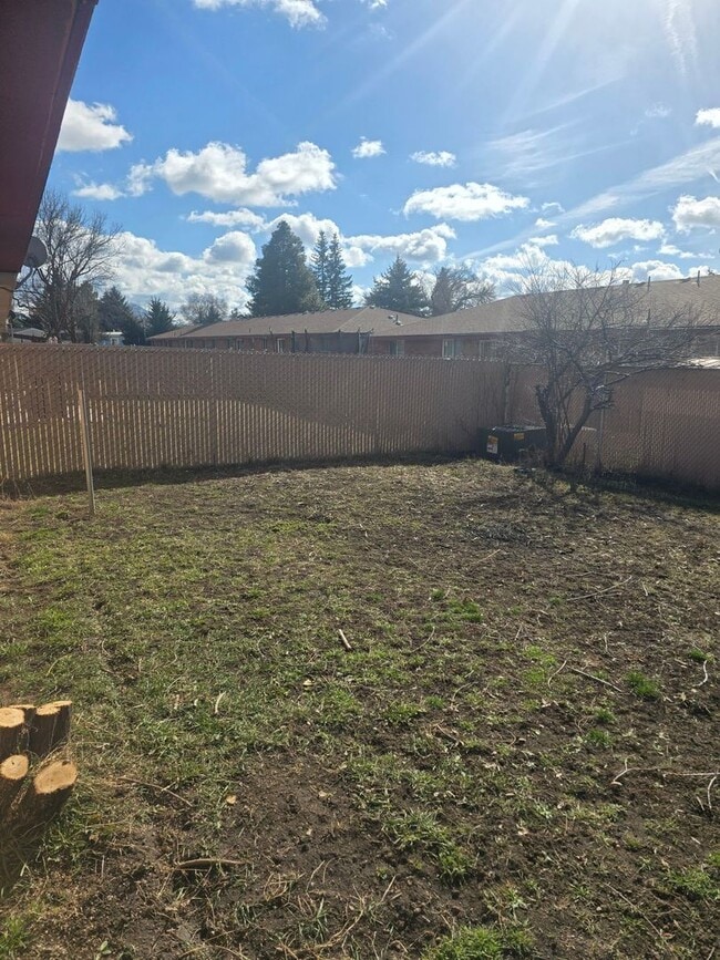 Building Photo - 3 Bedroom 1 Bath