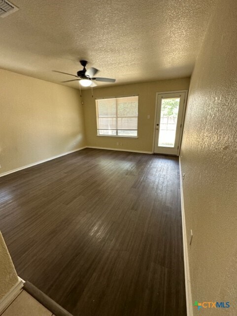 Building Photo - 221 Roadrunner Ave