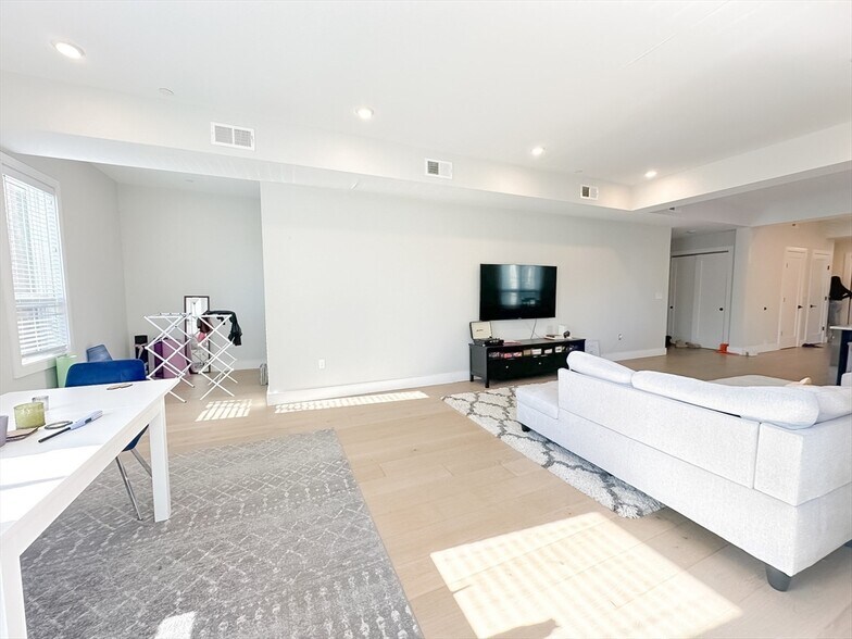 Building Photo - 33 Ward St