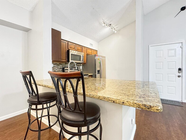 Building Photo - 3083 N Oakland Forest Dr