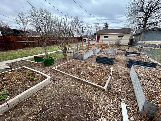 Building Photo - Spacious and inviting 3 bed, 2 bath rental