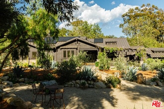 Building Photo - 220 France Cir