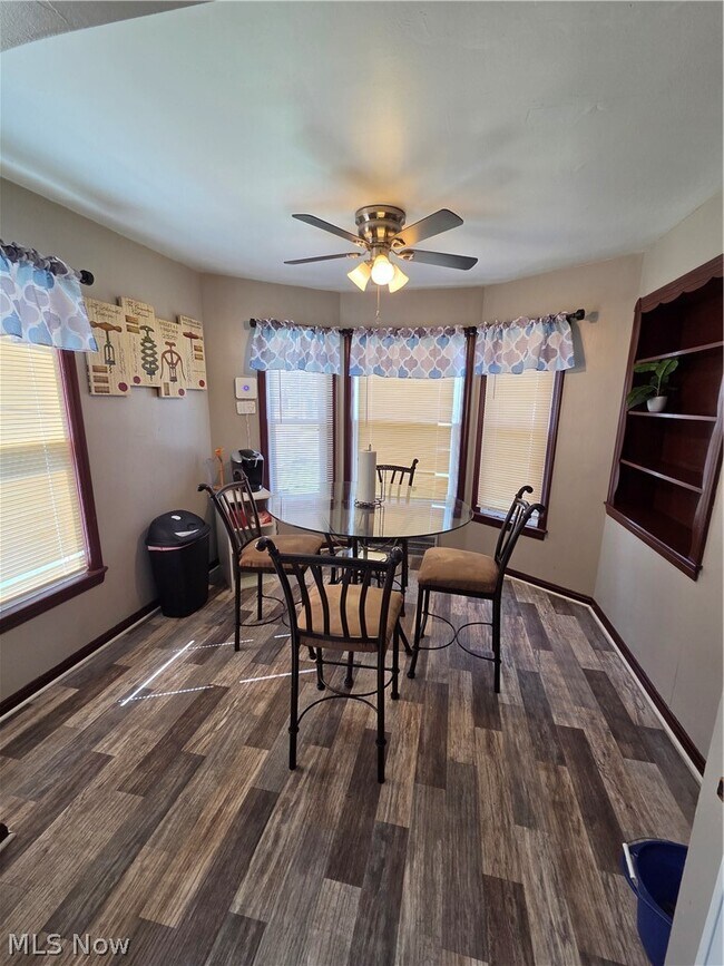 Building Photo - 1275 S Green Rd