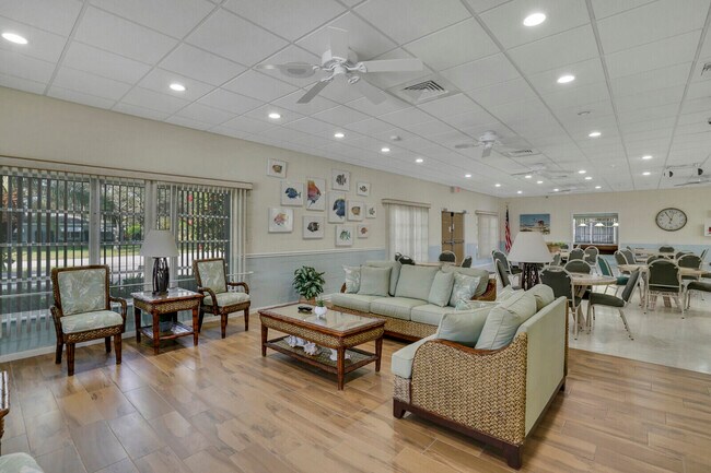 Building Photo - 202 W High Point Terrace