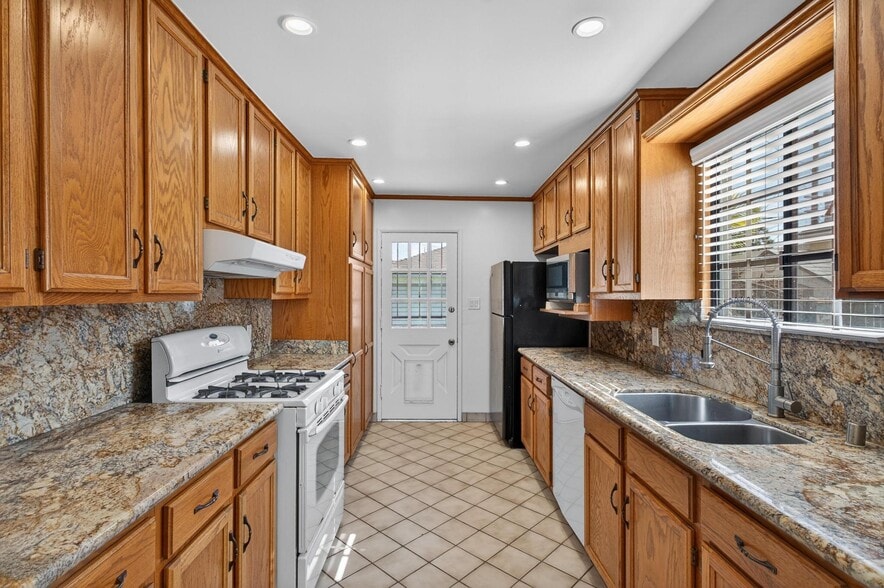 Building Photo - 15202 Florwood Ave