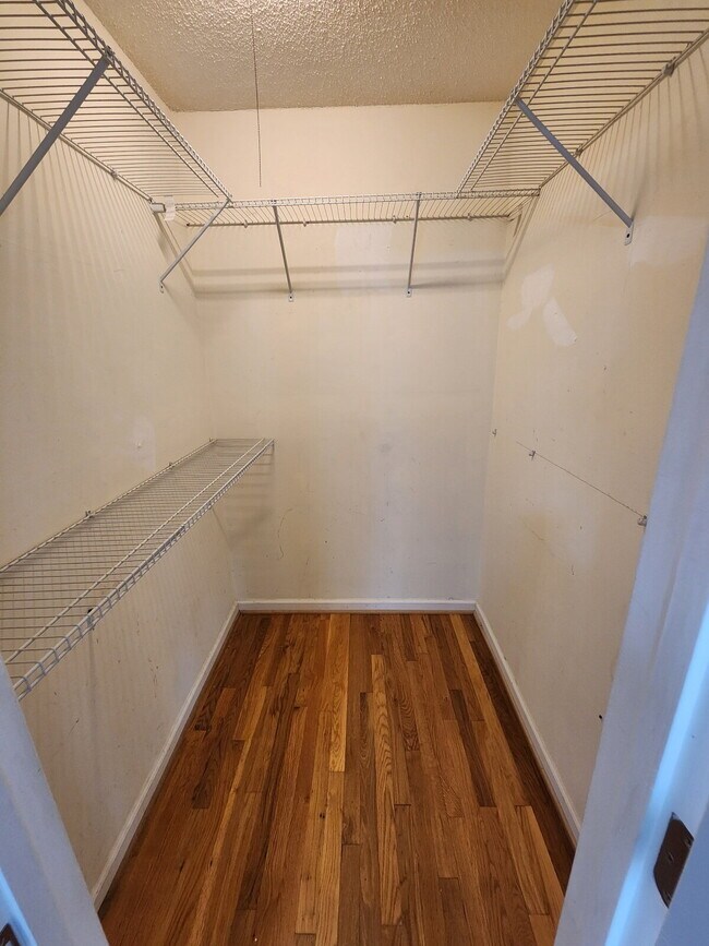 Building Photo - NEWLY REMODELED 3BR, 2BA Duplex Unit in He...