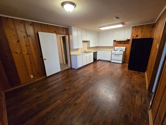 Building Photo - Bryan - 4 bedroom / 2 bath / fenced in back yard, Home - Available Now
