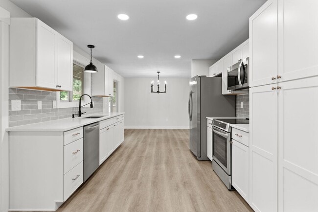 Building Photo - Gorgeous South Hill Home