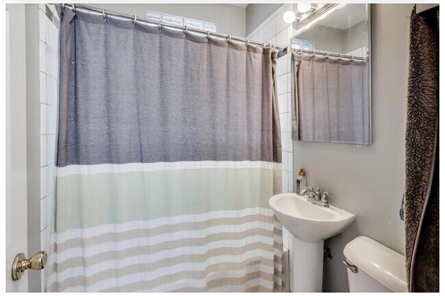 Building Photo - 1630 N Talman Ave