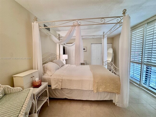 Building Photo - 6061 Collins Ave