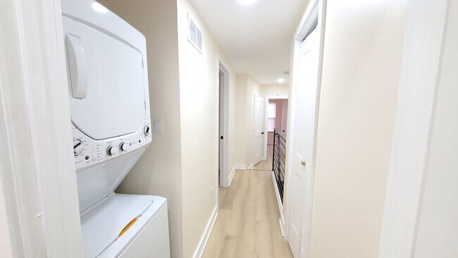 Building Photo - 1819 Judson St