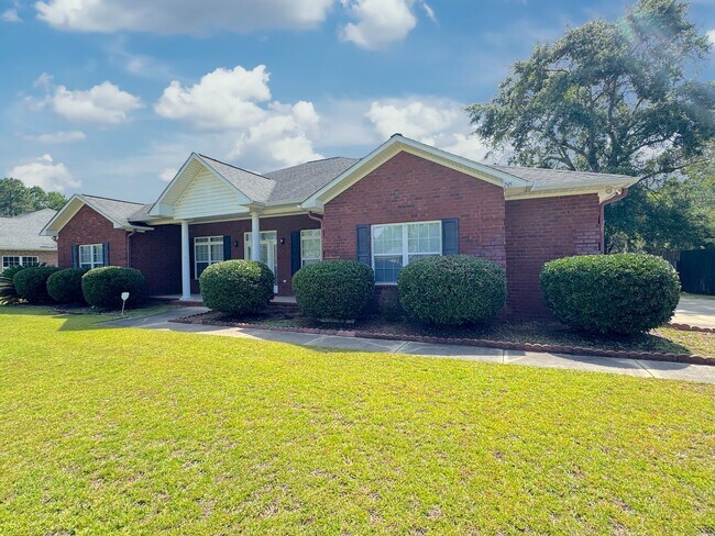 Building Photo - COMING LATE FEBRUARY 2026! (Pet Friendly)