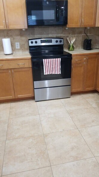 Building Photo - 2338 Sunset Dr